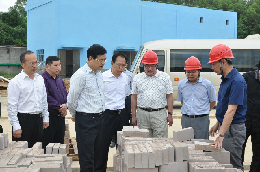 廣西壯族自治區(qū)黨委常委、玉林市委書記莫恭明調研企業(yè)環(huán)境保護工作