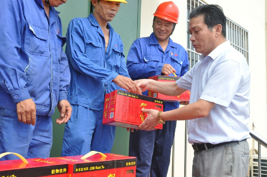 暑熱送清涼，甘泉暖人心